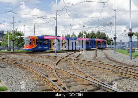 Sheffield Supertram à la jonction du rond-point Park Square. Angleterre métro UK transport urbain, points de voie ferrée du réseau de trains légers Banque D'Images