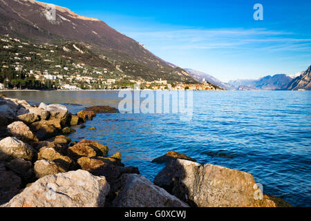 Panorama du lac de Garde (Italie) près de la ville de Malcesine a appelé la "perle du lac". Banque D'Images