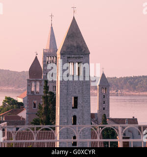 Vue de la ville de Rab, station touristique croate célèbre pour ses quatre clochers. Banque D'Images