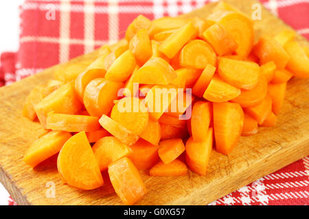 Tas de carottes hachées sur planche à découper en bois - close up Banque D'Images