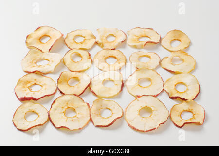 Les morceaux de pommes séchés classés sur fond blanc Banque D'Images