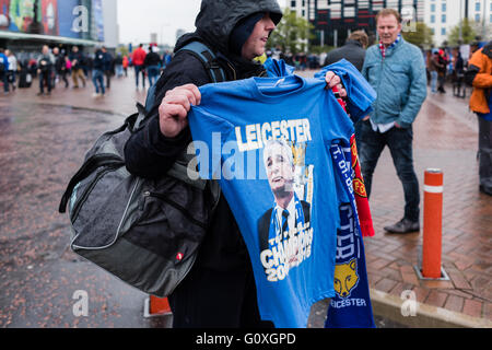 Vendeur Scalf et Tee Shirts Leicester City manager. Banque D'Images