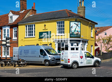 Livraison à l'Anchor pub à Woodbridge, Suffolk, Angleterre, Royaume-Uni Banque D'Images