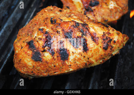 Cuisses de poulet cuisson sur un barbecue Banque D'Images