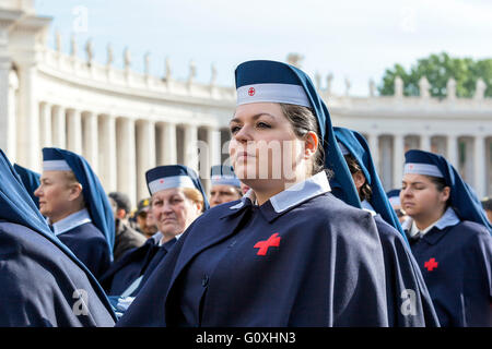 Rome, Italie - 30 Avril 2016 : les femmes de la Croix-Rouge bénévoles déployés dans la place Saint Pierre. Banque D'Images