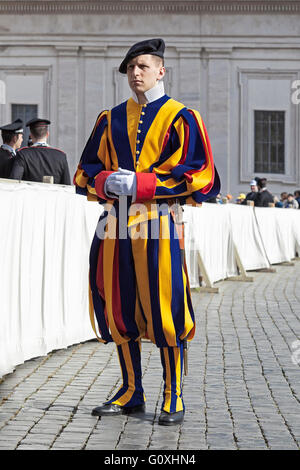 Rome, Italie - 30 Avril 2016 : Gardes suisses, avec leur uniforme de couleur caractéristique, alignés sur la Place Saint Pierre, dans l'ensemble Banque D'Images