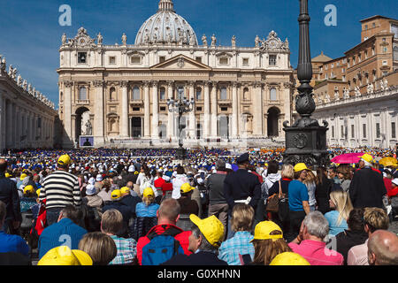 Rome, Italie - 30 Avril 2016 : foule sur la Place Saint-Pierre, à l'occasion du Jubilé de l'armée. Banque D'Images