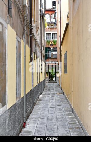 Charmante rue latérale, sur l'île de Burano, Italie Banque D'Images