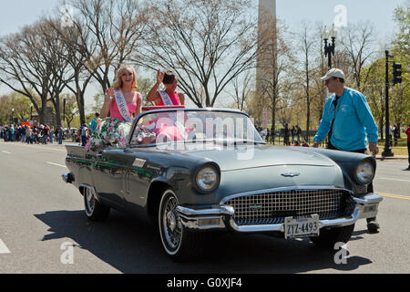 1957 Ford Thunderbird voiture décapotable dans un défilé - USA Banque D'Images