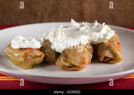 Choux farcis avec de la crème sur la plaque Banque D'Images