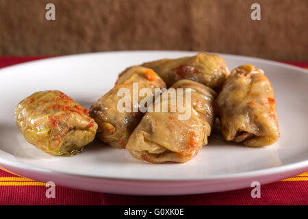 Choux farcis à la sauce tomate Banque D'Images