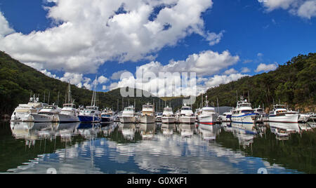 Bateau de croisière reste dans leurs couchettes en Bobbin Head Marina sur la rivière Hawkesbury. Banque D'Images