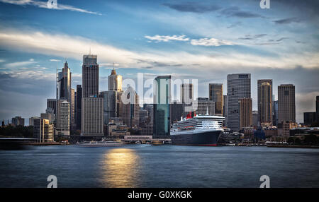 Bateau de croisière Queen Mary 2 à Sydney au coucher du soleil Banque D'Images