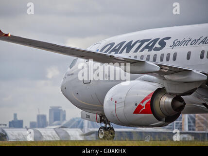 Close-up d'un Boeing 737 de Qantas la circulation au sol. L'angle inhabituel. Banque D'Images