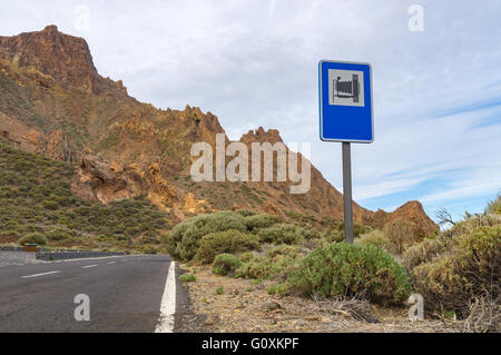 Panneau d'Attraction debout près de route avec les montagnes à l'arrière-plan. Le Parc National du Teide, Tenerife, Espagne Banque D'Images