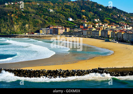 La plage de Zurriola et l'embouchure de la rivière Urumea à San Sebastian, Espagne Banque D'Images