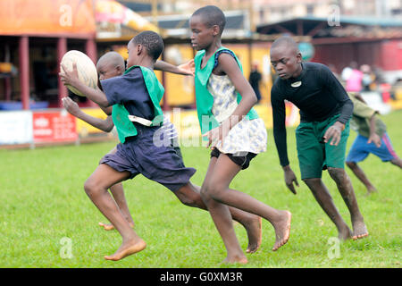 October 18th, 2014. Les enfants ougandais défavorisés prennent le temps de jouer au rugby. Bon nombre des jeunes qui habitent dans des bidonvilles. Banque D'Images