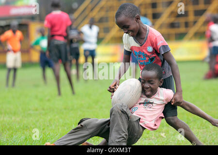 October 18th, 2014. Les enfants ougandais défavorisés prennent le temps de jouer au rugby. Bon nombre des jeunes qui habitent dans des bidonvilles. Banque D'Images