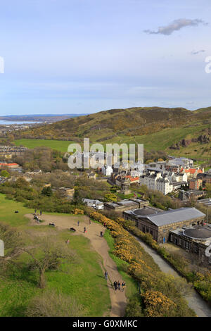 Le palais de Holyrood, le Parlement écossais et Terre dynamique Lieu de Monument Nelson sur Calton Hill, Édimbourg, Écosse, Royaume-Uni. Banque D'Images