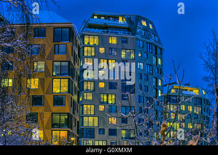 Immeuble d'immeubles de grande hauteur, avec hébergement et moderne de taille moyenne en forme irrégulière et windows du Tre Le Taarn à Sandnes la nuit. Banque D'Images