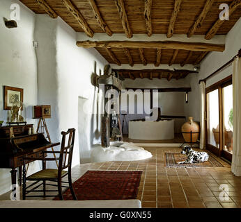 Country House, Ibiza. Une pièce de la maison, avec une presse d'olive et la meule, converti les bâtiments agricoles. Banque D'Images