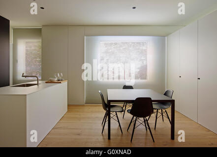 White, planifié, une cuisine et un coin salon avec des meubles modernes et de fonctionnalités. Banque D'Images