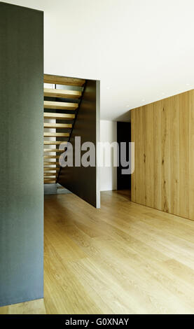 PX House, La Garriga, Espagne. Vue de l'arrière de l'escalier en bois et bois couloir. Banque D'Images