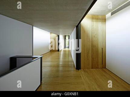 PX House, La Garriga, Espagne. Vue d'un contemporain, décoré avec sobriété, couloir avec le blanc et noir sur les murs et plancher de bois. Banque D'Images