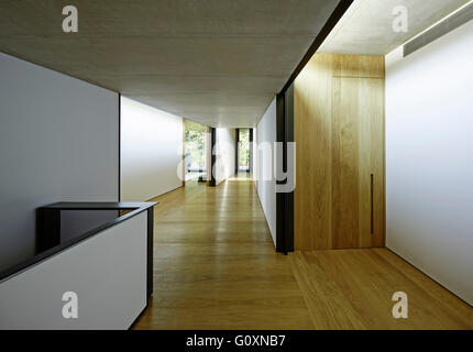 PX House, La Garriga, Espagne. Vue d'un contemporain, décoré avec sobriété, couloir avec le blanc et noir sur les murs et plancher de bois. Banque D'Images