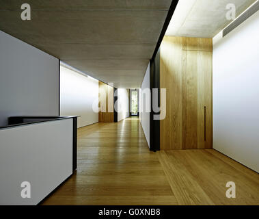 PX House, La Garriga, Espagne. Vue d'un contemporain, décoré avec sobriété, couloir avec le blanc et noir sur les murs et plancher de bois. Banque D'Images