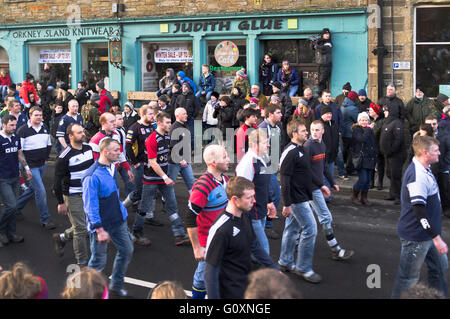 Dh jeu Ba Ba ORKNEY KIRKWALL Kirkwall marche de l'équipe street au début du jeu Ba Banque D'Images