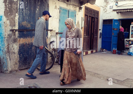 Scène de rue à Essaouira, Maroc : les gens qui marchent le long d'une ruelle de la vieille ville (Medina) Banque D'Images