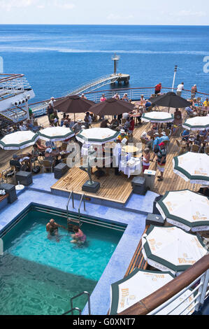 Croisière dh CMV VOYAGE Marco Polo cruise ship deck piscine passagers buffet Banque D'Images