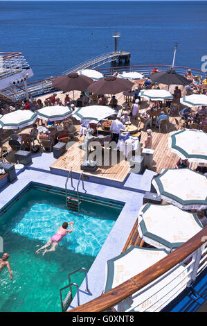 Croisière dh CMV VOYAGE Marco Polo cruise ship deck piscine passagers buffet Banque D'Images