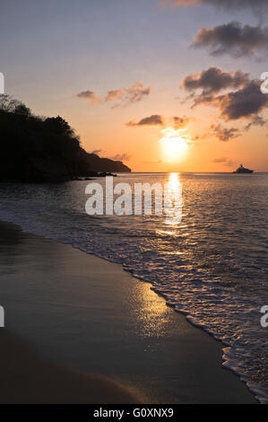 L'île de Bequia dh CARIBBEAN Princess Margaret ST VINCENT Grenadines Plage coucher de soleil sur la mer de la baie de l'Amirauté Banque D'Images