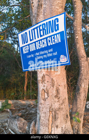 dh Bequia île ST VINCENT CARAÏBES pas de signe de littering garder notre panneau de signalisation pour la propreté de la plage Banque D'Images