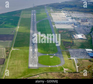 Les pilotes d'une vue sur la piste de l'aéroport John Lennon de Liverpool, Liverpool, Merseyside, nord-ouest de l'Angleterre, Royaume-Uni Banque D'Images