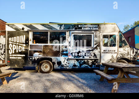 Le Riddim N Spice food truck garé dans le district 5 points dans le quartier branché d'East Nashville, TN sert en bonne santé la bonté des Caraïbes Banque D'Images