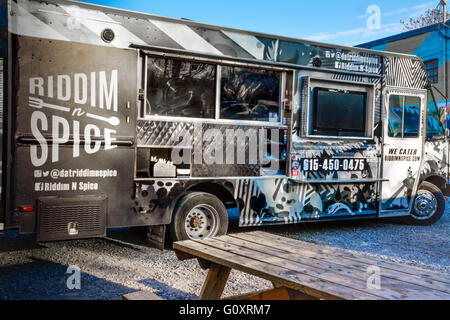 Le Riddim N Spice food truck garé dans le district 5 points dans le quartier branché d'East Nashville, TN sert en bonne santé la bonté des Caraïbes Banque D'Images