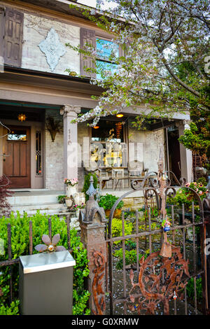 Un extérieur richement décorées d'une vieille maison en cinq points dans le quartier branché, hippy, artistique East Nashville, TN neighborhood Banque D'Images