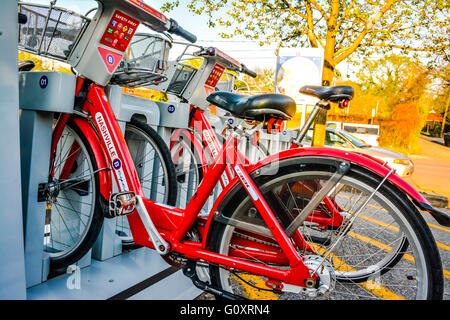 Louer un vélo rouge à la main à partir de kiosques dans des cycles de Nashville 5 Points District de East Nashville TN Banque D'Images