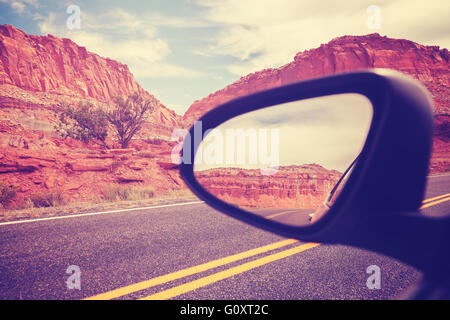 Vintage voiture stylisée wing mirror, se concentrer sur les montagnes, travel concept. Banque D'Images