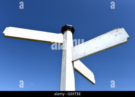 En bois blanc traditionnel blanc collés post / panneau Banque D'Images