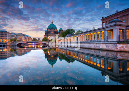 Berlin. Image de la cathédrale de Berlin et de l'île des musées à Berlin pendant le lever du soleil. Banque D'Images