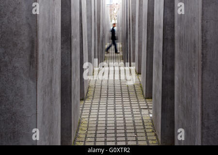 Chiffres floue se déplaçant dans le mémorial de l'Holocauste à Berlin Banque D'Images