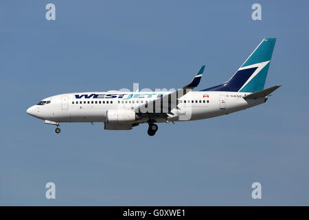 Los Angeles, États-Unis - 19 Février 2016 : Un Westjet Airlines Boeing 737-700 avec l'immatriculation C-GWSO l'atterrissage à Los Un Banque D'Images