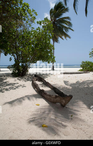 Bateau canoë sur la plage de Tiwi Banque D'Images