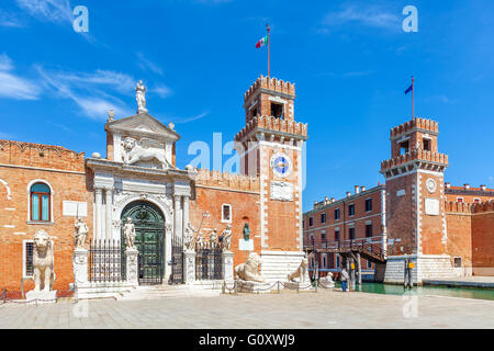 Voir l'Arsenal de Venise dans le cadre de ciel bleu à Venise, Italie. Banque D'Images