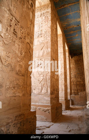 Sculpture, peintures égyptienne hiéroglyphes et les chiffres dans les colonnes et le mur d'un Temple de Ramsès Ramsès III à Medinet ou Banque D'Images