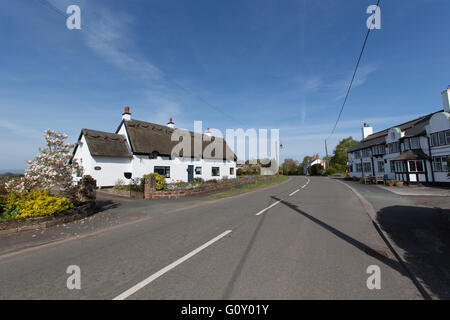 Village de Handley, Angleterre. Vue pittoresque de printemps Handley : l'artère principale. Banque D'Images